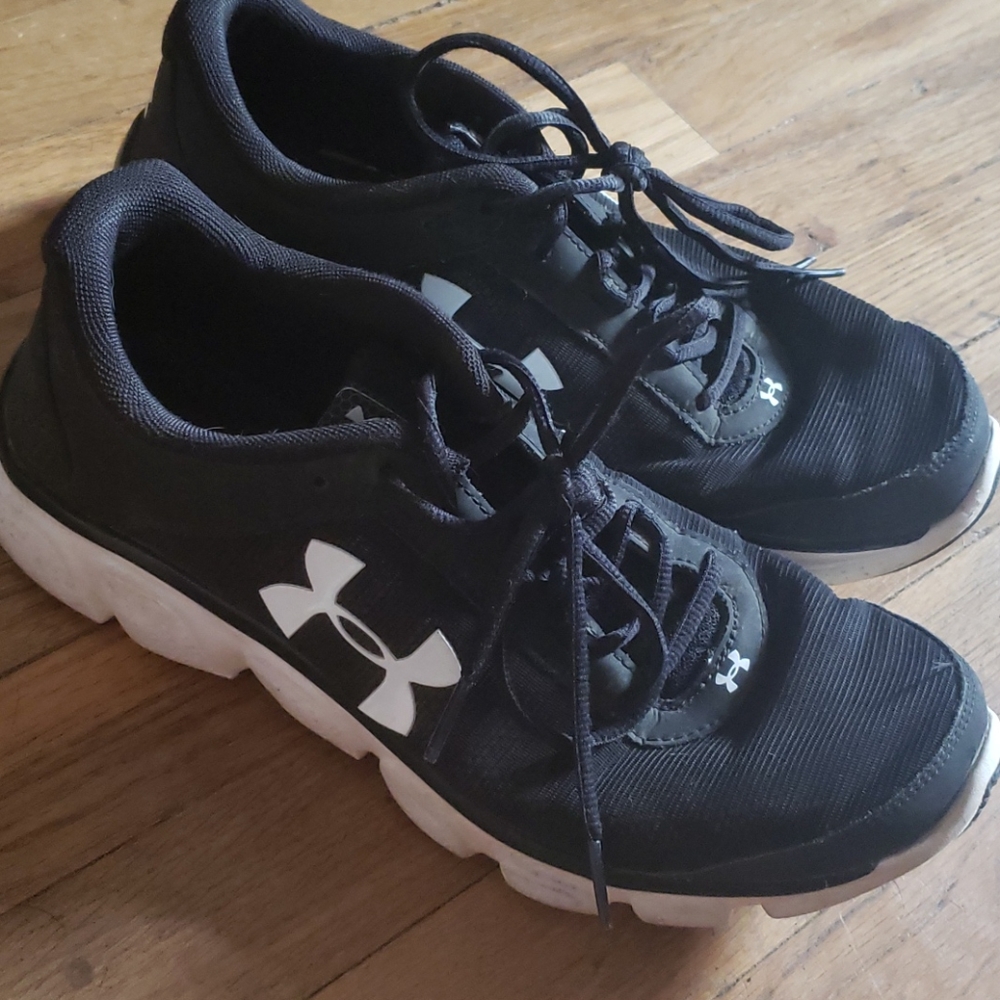 Under Armour tennis shoes